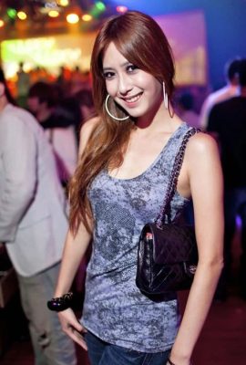 Chụp ảnh dân sành điệu trong hộp đêm Đài Bắc mặc vest trễ vai, sexy vô cùng (8P)