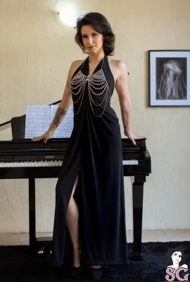 (Suicide Girls) Gweenblack – Phòng Piano