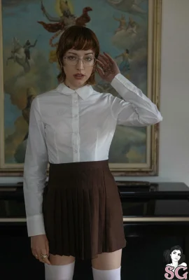 (Cô gái tự sát) ngày 06 tháng 6 năm 2025 – Missfernandez – Piano Muse (61P)